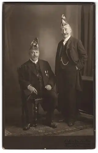 Fotografie Gebr. Gollas, Bonn a. Rh., Bahnhofstr. 22, Portrait zwei Herren als Karnevals Vorsitzende mit Hüten