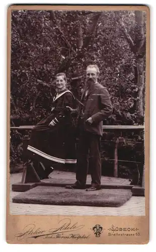 Fotografie Atelier Adele, Lübeck, Breitestr. 53, Portrait Hans und Elly Westphal am Turnbarren im Garten