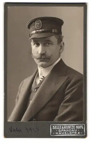 Fotografie Selle & Kuntze, Berlin-Spandau, Havelstr. 2, Portrait Herr im Anzug mit Mütze Ruderclub S.C.T.S