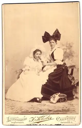 Fotografie J. Kleiber, Ludwigsburg, Stuttgarterstr. 10, Portrait zwei Damen in Kostümen als Mutter und Kind zum Fasching