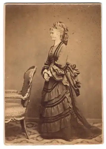 Fotografie unbekannter Fotograf und Ort, Portrait junge Frau im Biedermeierkleid mit hochgesteckten Haaren