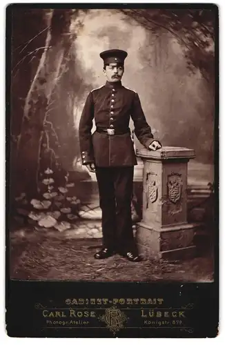 Fotografie Carl Rose, Lübeck, Königstr. 879, Portrait Soldat in Uniform mit Bajonett