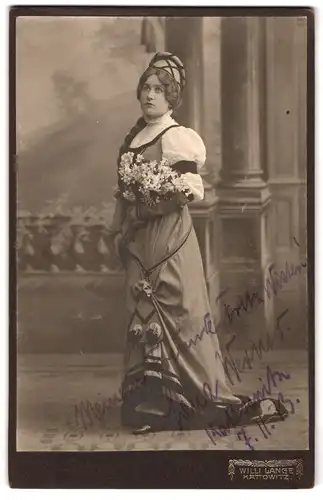 Fotografie Willi Lange, Kattowitz, Querstr. 7, Portrait Schauspielerin Lena Werner im Bühnenkostüm, Autograph, 1913