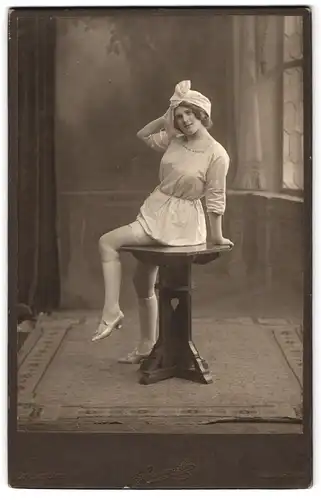 Fotografie Samson & Co., Frankfurt a. M., Portrait junge Frau im Theaterstück Trocadero 1911 in Frankfurt am Main