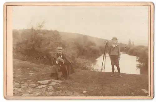 Fotografie unbekannter Fotograf und Ort, Amateur Fotograf mit Kleinbildkamera nebst Jungen in der Natur am See