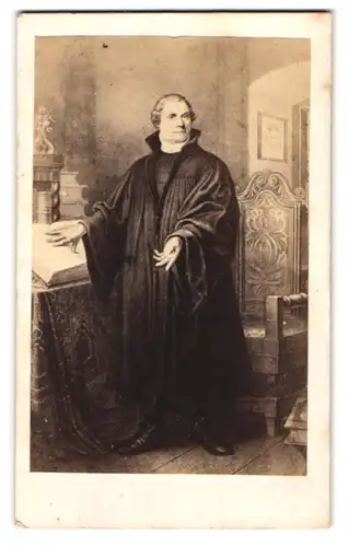 Fotografie unbekannter Fotograf und Ort, Portrait Martin Luther an seiner Version der Bibel