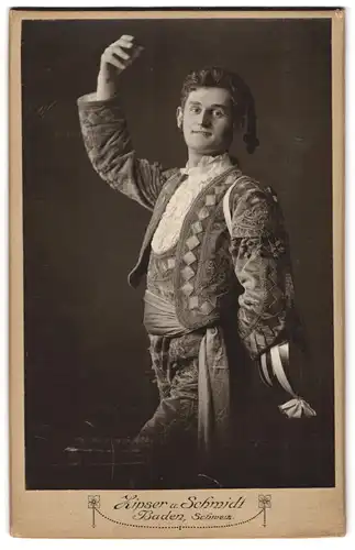 Fotografie Zipser u. Schmidt, Baden / Schweiz, Portrait Schauspieler Karl als Figaro in  Barbier von Sevilla , 1907