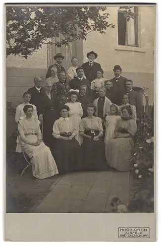 Fotografie Hugo Grün, Alsfeld, Ansicht Alsfeld, Familie zum Gruppenfoto vor ihrem Haus