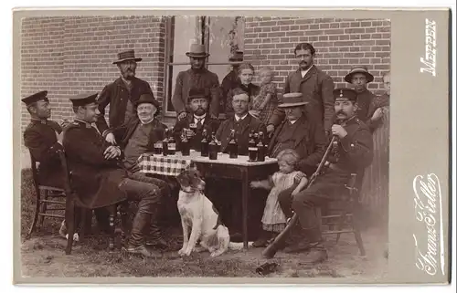 Fotografie Franz Keller, Meppen, Ansicht Meppen, Zollbeamte in Uniform mit Diensthund bei einer Runde Schwarzbier