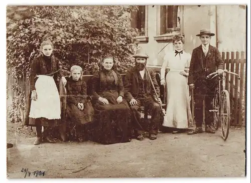 Fotografie Mutter und Vater mit Ihren Kindern samt Fahrrad vor dem Haus, 1901