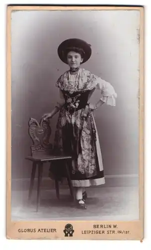 Fotografie Globus Atelier, Berlin, Leipzigerstr. 132 /137, Portrait junge Frau im Trachtenkleid zum Fasching