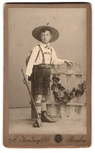 Fotografie A. Jandorf & Co., Berlin, Bellealliancestr. 1 /2, Portrait junger Knabe in bayrischer Tracht zum Fasching