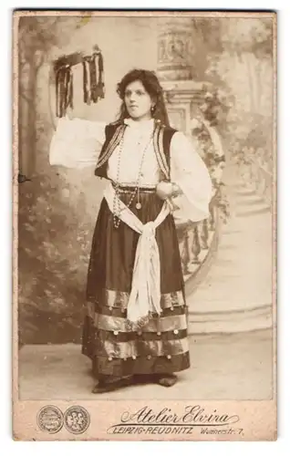 Fotografie Atelier Elvira, Leipzig, Wunnerstr. 7, Portrait Frau Leni als Zigeunerin im Kostüm zum Fasching