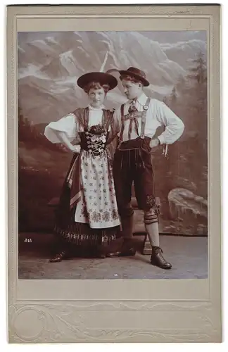 Fotografie Carl Müller, Berlin, Unter den Linden 13, junge Frau und Mann in bayrischer Tracht zum Fasching, Lederhose