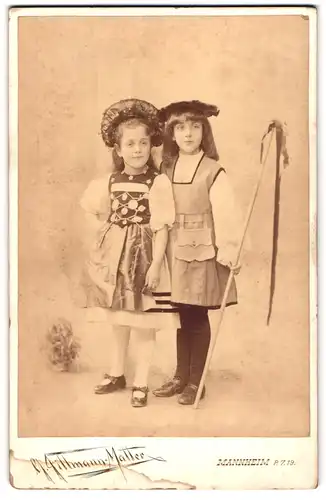Fotografie Pillmann-Matter, Mannheim, P.7.19, Portrait zwei niedliche Mädchen in Kostümen zum Fasching