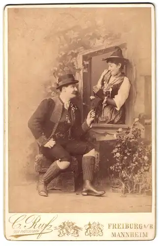 Fotografie C. Ruf, Freiburg i. B., Kaiserstr. 5, Portrait Paar in bayrischer Tracht zum Fasching