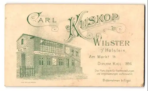 Fotografie Carl Kuskop, Wilster i. Hol., Am Markt 14, Ansicht Wilster, Gebäude der Photographischen Anstalt