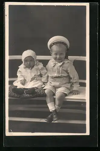 Foto-AK Grosser Bruder mit Matrosenhut neben seinem Geschwisterchen