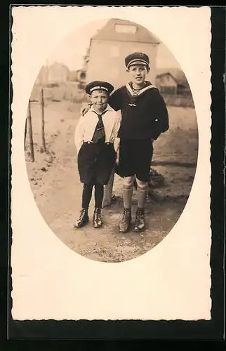 Foto-AK Brüder im Matrosenanzug auf dem Spielplatz