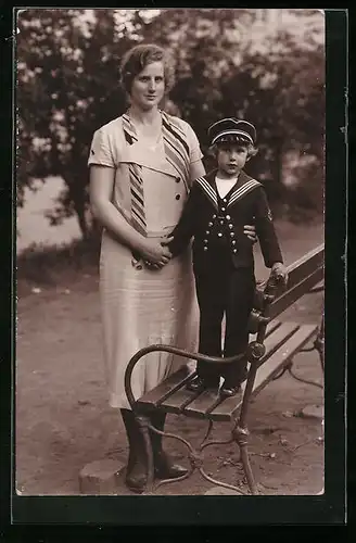Foto-AK Mutter mit ihrem Sohn im Matrosenanzug