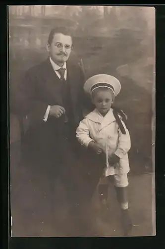 Foto-AK Kind im Matrosenanzug neben seinem Vater
