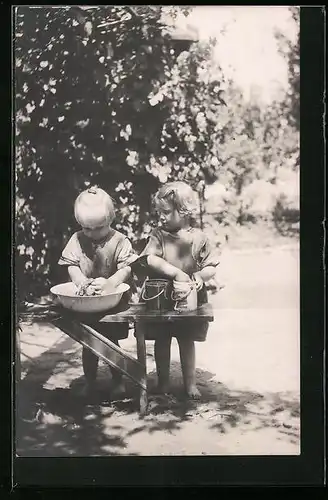 Foto-AK Kinder beim Putzen