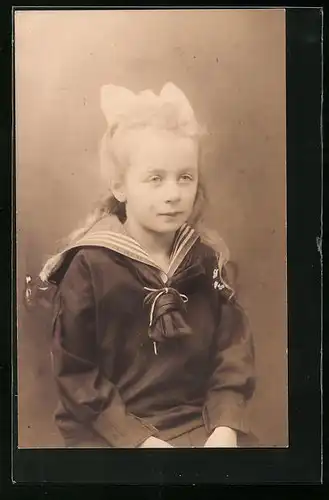 Foto-AK Mädchen mit Matrosenkragen und Haarschleife