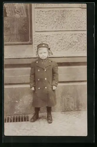 Foto-AK Mädchen im Mantel vor Hausfassade
