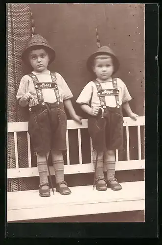 AK Zwei junge Burschen in Bayerischen Trachten
