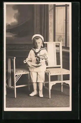 AK Junger Knirps im Matrosenkostüm und Blumengesteck in der Hand