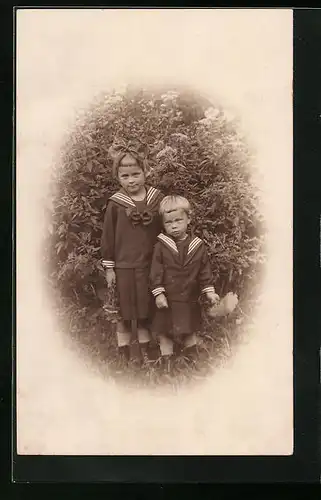 AK Kleines Geschwisterpaar in Matrosenkostümen im Garten