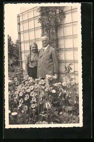 AK Gestandener Mann posiert mit seiner Enkelin hinter einem Hochbeet