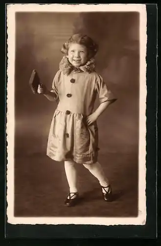 AK Kleines Mädchen mit frechem Grinsen im Clownskostüm