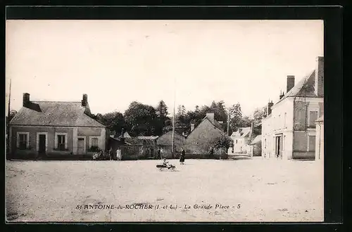 AK St-Antoine-du-Rocher, La Grande Place