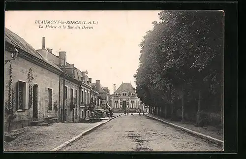 AK Beaumont-la-Ronce, La Mairie et la Rue des Douves