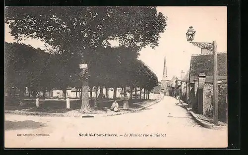 AK Neuillé-Pont-Pierre, Le Mail et rue du Sabot
