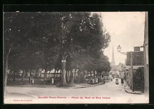 AK Neuillé-Pont-Pierre, Place du Mail et Rue basse