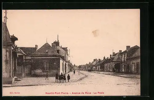 AK Neuillé-Pont-Pierre, Avenue de Roue, La Poste