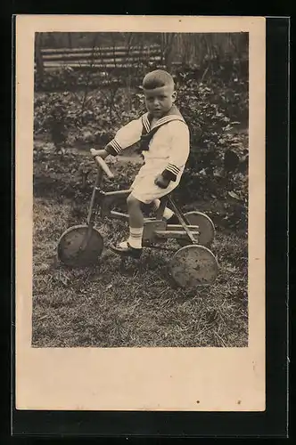 Foto-AK Knabe im Matrosenanzug auf Dreirad, Spielzeug