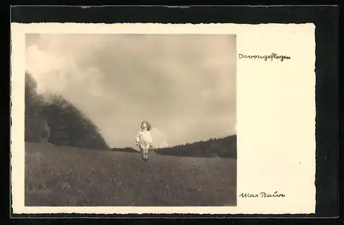 Foto-AK Max Baur: Davongeflogen, Mädchen allein auf Wiese