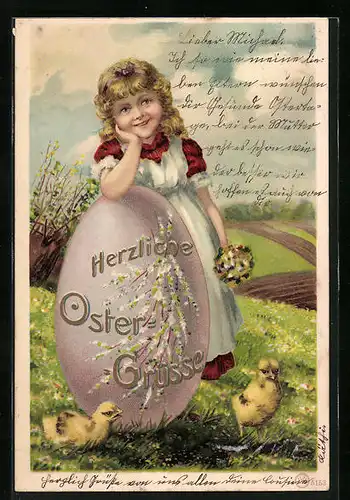 AK Junges Mädchen steht an einem grossen Osterei mit Küken, Osterküken