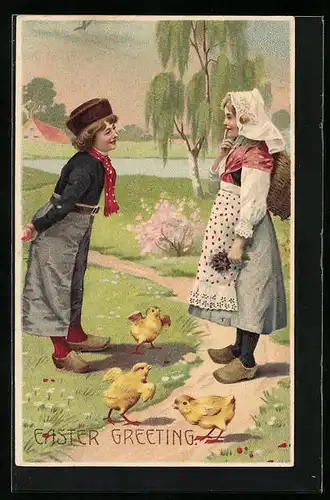 Präge-AK Zwei junge Frauen umgeben von Küken, Osterküken, Grusskarte