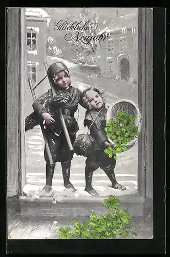 AK Zwei kleine Schornsteinfeger mit Korb voll Kleeblätter, Neujahrskarte