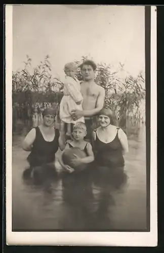 Foto-AK Familie in Badeanzügen mit einem Wasserball