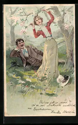 Präge-AK Liebespaar auf der Wiese unter einem blühenden Baum