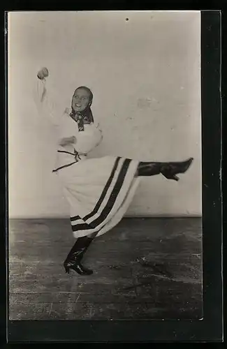 Foto-AK Junge Frau in Tracht vollführt einen Volkstanz