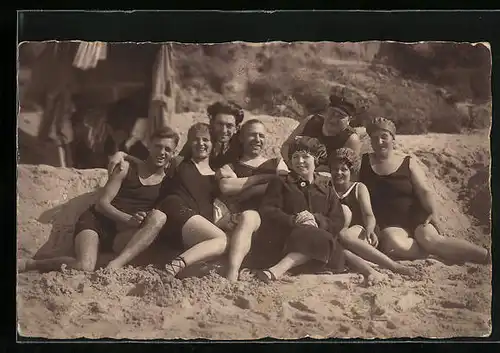 Foto-AK Urlauber in Bademode beim Erinnerungsfoto am Strand von Rewahl 1922