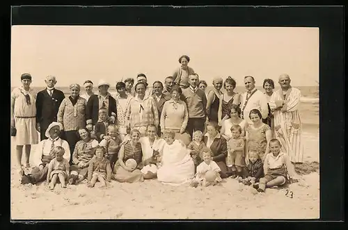 Foto-AK Urlauber in Bademode beim Erinnerungsfoto