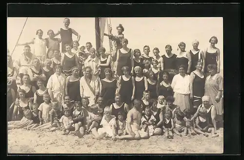 Foto-AK Urlauber in Bademode beim Erinnerungsfoto am Fahnenmast