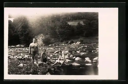 Foto-AK Zwei Frauen und ein Knabe in Bademode am Fluss